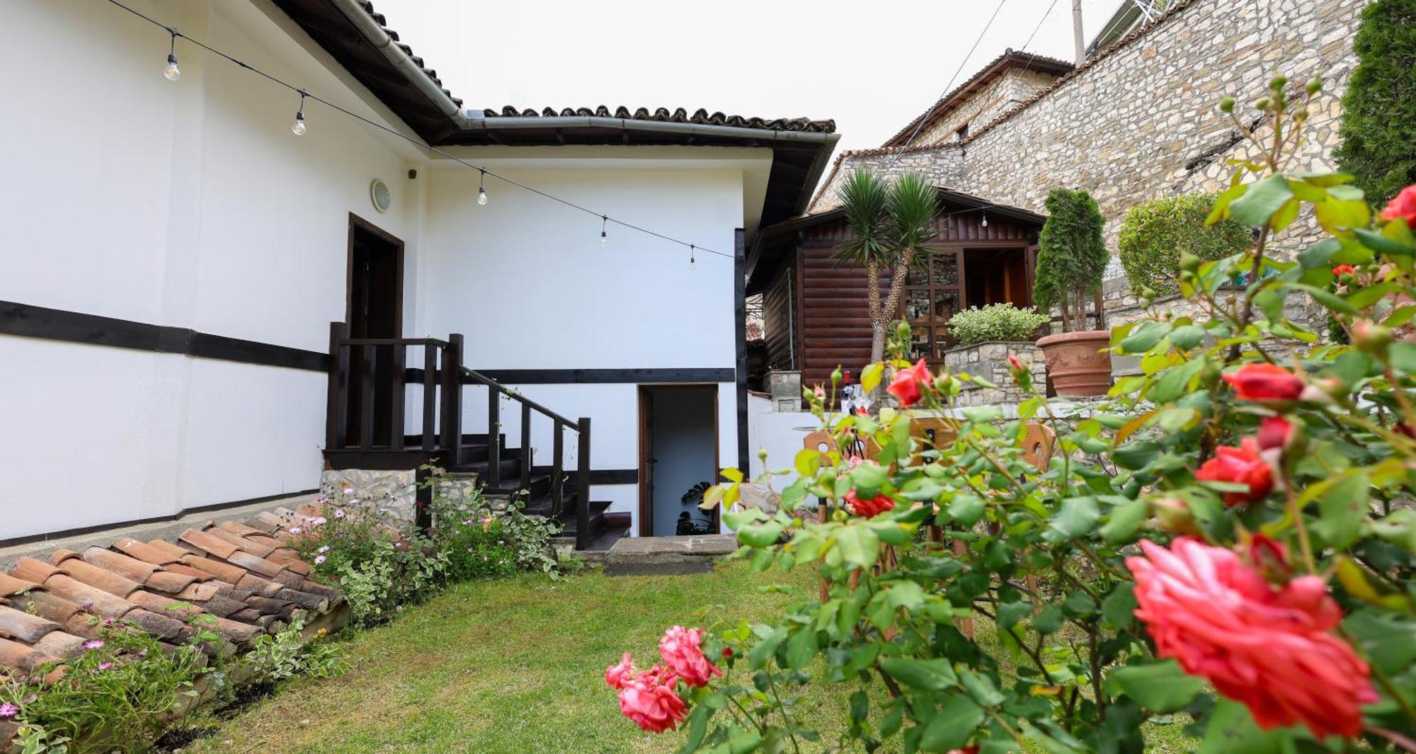 Villa Elmar Berat Exterior photo